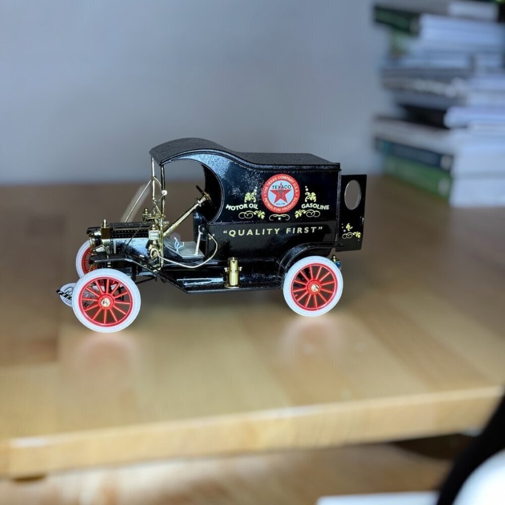 Collectible GearBoxTexaco 1913 Ford Model T Delivery Truck - Picture 15 of 16